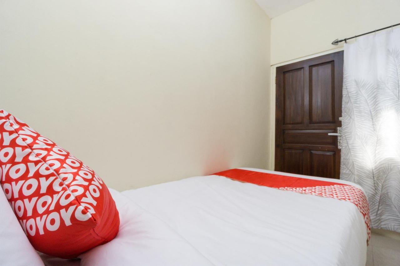 Oyo 1542 Yessy Mansion Hotel Ngabean Exterior photo