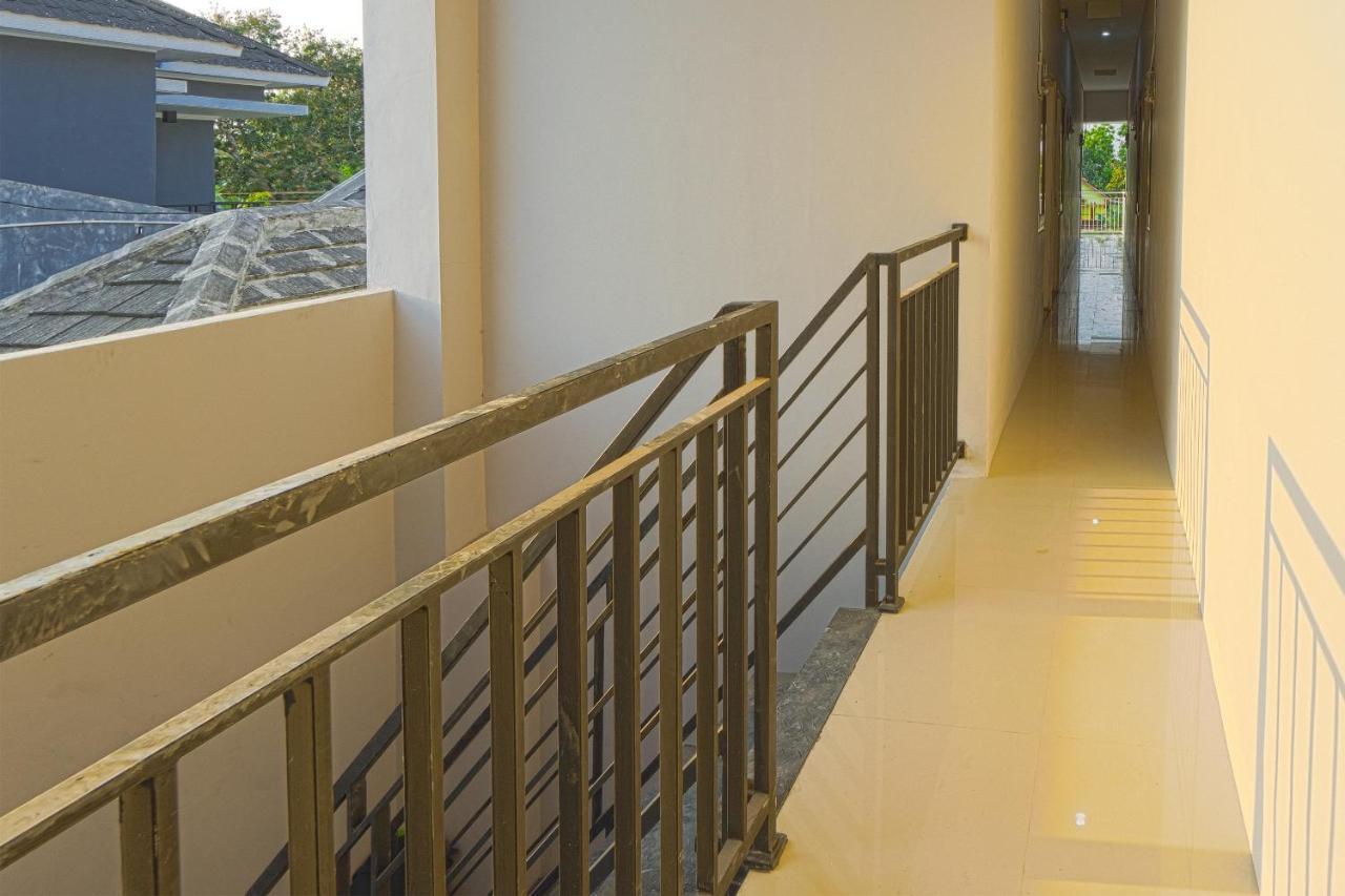 Oyo 1542 Yessy Mansion Hotel Ngabean Exterior photo