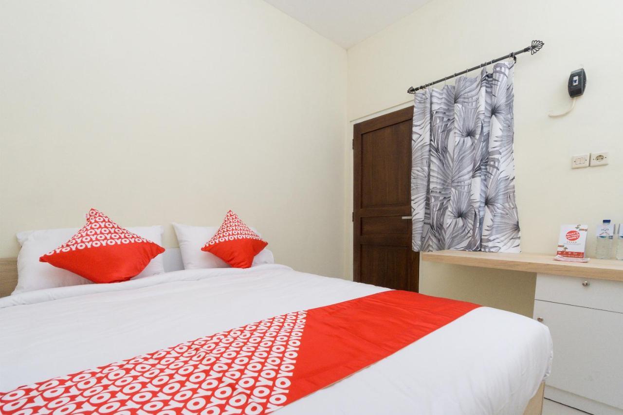 Oyo 1542 Yessy Mansion Hotel Ngabean Exterior photo