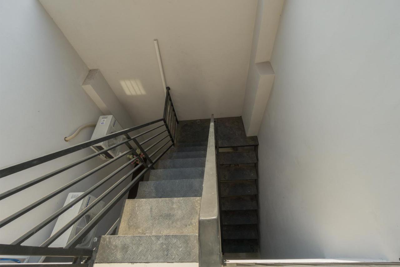Oyo 1542 Yessy Mansion Hotel Ngabean Exterior photo